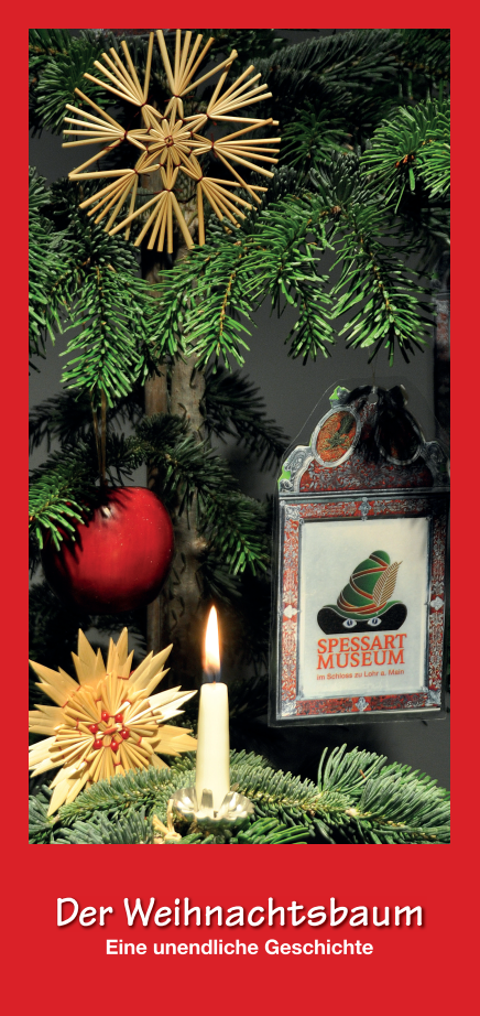 Vorderseite der Flyer für die Ausstellung &quot;Der Weihnachtsbaum. Eine unendliche Geschichte&quot;. Auf roten  Hintergrund ist die Detailansicht eines Weihnachtsbaums, geschmückt mit Strohsternen, Äpfeln, brennenden Kerzen und einem &quot;Spessartmuseum-Anhänger&quot; zu sehen. Darunter der Titel der Ausstellung.