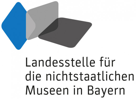 Logo der Landesstelle für die nichtstaatlichen Museen in Bayern. Auf weißem Hintergrund der Titel in schwarzer Schrift. Darüber drei Rauten mit abgerundeten Ecken, eine blaue aufrecht stehende, eine hellgraue diagonal nach rechts gelehnte und eine dunkelgrau beinahe liegende Raute.