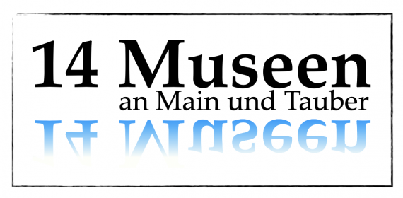 Logo des Museumsnetzwerks &quot;14 Museen an Main und Tauber&quot;. Titel des Netzwerks in schwarzer Schrift auf einem weißen Hintergrund. Darunter und kopfüber in blauer Schrift erneut &quot;14 Museen&quot;, wobei die Shcrift zum unteren Rand hin weiß ausläuft.