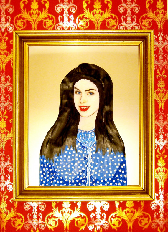 Portrait von "Schneewittchen", einer jungen Frau mit langen schwarzen Haaren, blassem Gesicht und roten Lippen. Sie tr&auml;gt ein blaues Oberteil mit wei&szlig;en Punkten. Um das Bild herum ist ein goldfarbener Bilderrahmen, der auf einer roten Tapete mit goldfarbenem Muster zu h&auml;ngen scheint.