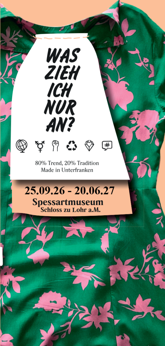 Hintergrund ist die Nahaufnahme eines gr&uuml;nen Kleides mit pinkem Muster. Darauf ein Textfeld in Form eines W&auml;scheetiketts mit dem Ausstellungstitel "Was zieh ich nur an? 80% Tracht, 20% Tradition Made in Unterfranken". Auf dem Etikett befinden sich auch folgende Symbole: Globus, Geschlechtervielfalt, erhobene Faust, Recycling, Diamant, Sprechblase). Darunter steht: 25.09.26 - 20.06.27 Spessartmuseum 